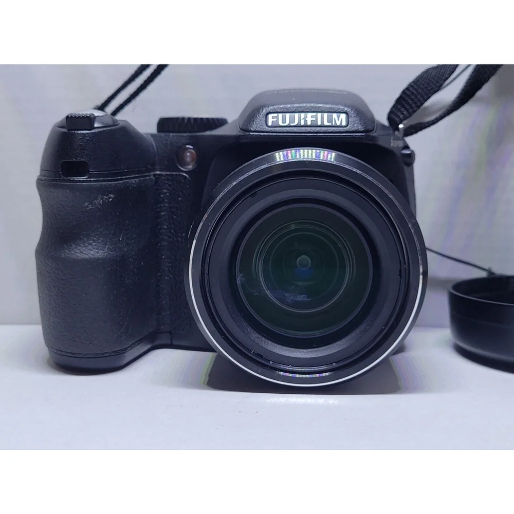 Fujifilm FinePix S2000HD 10MP Digital Camera with Batteries & Card. No. 8U064803